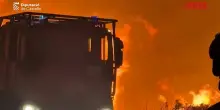 Spagna, gigantesco incendio nella regione di Valencia: vigili del fuoco in azione