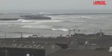 Giappone, la tempesta tropicale Chan-hom si avvicina: onde alte sulla costa