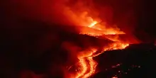 L&rsquo;Etna erutta, le foto spettacolari della colata lavica