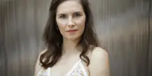 Amanda Knox, debutta lo spettacolo sul caso Meredith. Le prime recensioni: &ldquo;Non fa ridere&rdquo;