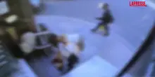 Torino, in monopattino le strappa la collanina dal collo: il video dello scippo in centro