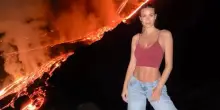 Diletta Leotta in posa sull&rsquo;Etna vicino alla colata di lava: &egrave; bufera sui social