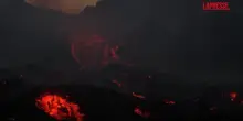 Etna, colate di lava e fumo denso: lo spettacolo dell&rsquo;eruzione