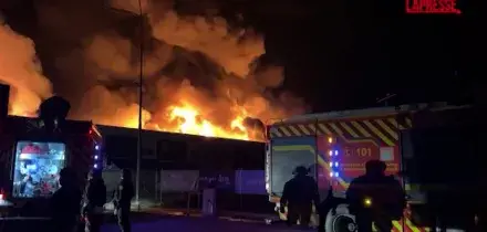 Ucraina, raid russi su Zaporizhzhia e Odessa: in fiamme centro commerciale