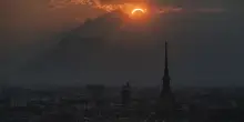 Eclissi solare, l&rsquo;Italia con gli occhi al cielo: a Milano e Torino lo spettacolo dell&rsquo;oscuramento