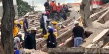 Terremoto in Colombia, i soccorritori chiedono silenzio per cercare superstiti: pugni alzati e tutti si fermano