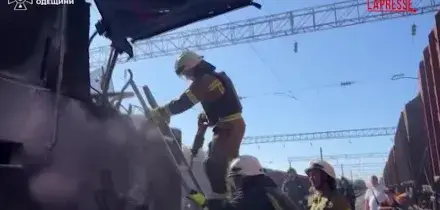 Ucraina, attacco russo contro un treno a Odessa: 2 morti