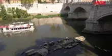 Roma, dal Tevere in secca riemerge l&rsquo;antico ponte di Nerone