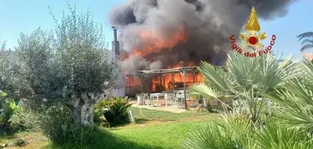 Maccarese, incendio nello stabilimento Rambla Beach: &ldquo;Il fuoco non si spegneva&rdquo;