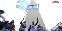 Argentina, centinaia di scienziati in piazza contro i tagli di Milei alla ricerca