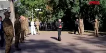 Ucraina, Zelensky rende omaggio ai soldati caduti: visita al memoriale di Ivano-Frankivsk