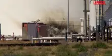 Paesi Bassi, lenorme segno sul serbatoio dopo l&rsquo;esplosione nel porto di Rotterdam