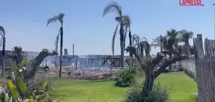 Roma, incendio in uno stabilimento balneare a Maccarese: i danni a La Rambla