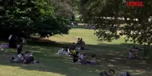 Parigi, temperature bollenti: cittadini e turisti cercano sollievo dal caldo