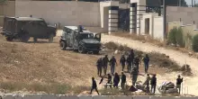 Coloni israeliani assediano famiglie palestinesi in Cisgiordania, 5 italiani coinvolti