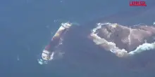 Oman, nave russa affondata sversa petrolio in mare: le acque e le coste diventano nere