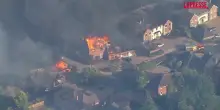Regno Unito, incendio vicino a Birmingham: un bimbo e tre vigili del fuoco finiscono in ospedale