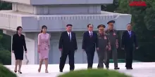 Corea del Nord, Kim Jong Un e famiglia celebrano l&rsquo;anniversario della liberazione