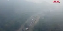 Maxi incendio in Belgio, civili aiutano i vigili del fuoco per cercare di spegnere le fiamme