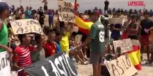 Ceuta, decine di persone in protesta: "Viva la Spagna, vogliamo asilo"