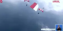 Indonesia, paracadutisti in volo con una gigantesca foto del presidente Subianto nel giorno dellIndipendenza