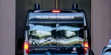 Prato, agente penitenziario spara a fuggitivo in pronto soccorso: indagato