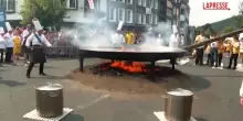 Belgio, frittata gigante al Festival di Malmedy: usate 7.200 uova