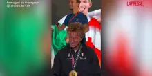 Europei atletica 2026, Benati vince la 4&times;400 e si fa tagliare i riccioli biondi: il video