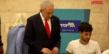 Israele, Netanyahu vota alle primarie del suo partito Likud insieme alla moglie Sara