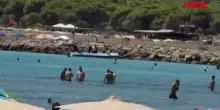 Sardegna, barchino di migranti arriva tra i bagnanti a Porto Pino
