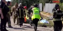 Ucraina, raid russo su Kharkiv provoca 10 morti tra i civili: le immagini dei soccorsi