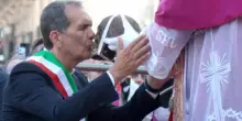 Catania, il sindaco bacia il teschio di Sant&rsquo;Agata: sui social scoppia la polemica. La Russa: &ldquo;Atto di devozione&rdquo;
