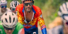 &lsquo;Jova Summer Party&rsquo;, Lorenzo raggiunge le tappe del tour in bici e incontra i fan sulla strada
