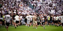 Invasione di campo nell&rsquo;amichevole Juve-Next Gen: un tifoso stende Gatti con un tackle