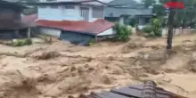 Thailandia, violente inondazioni sommergono strade e case