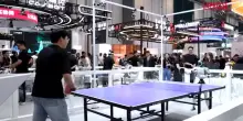 Cina, ecco i robot che sfidano gli umani a ping pong e boxe