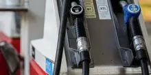 Prezzi carburanti, azzerato il taglio delle accise sul diesel. Pressing consumatori: &ldquo;&Egrave; piena emergenza&rdquo;