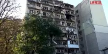 Ucraina, raid russo su Kiev: le immagini di un condominio sventrato