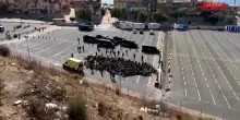 Ceuta, sgomberata una spiaggia: lunga colonna di migranti diretta a centro di accoglienza