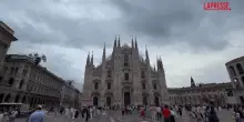 Milano, al Duomo i turisti sorpresi dal temporale: le immagini
