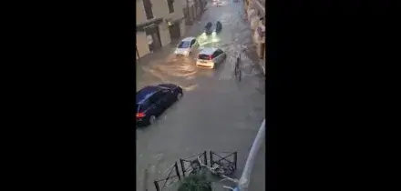 Bomba dacqua a Chiavari, allagate le strade: auto in difficolt&agrave;