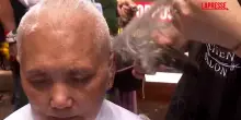 India, protesta degli esuli tibetani contro la Cina: in centinaia si rasano i capelli