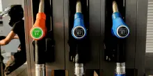 Carburanti, il prezzo della benzina sale ancora. I consumatori: &ldquo;Il governo intervenga&rdquo;