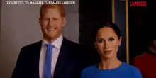 Harry e Meghan tornano a Londra, Madame Tussauds aggiunge delle valigie alle loro statue di cera