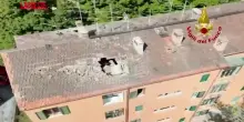 Perugia, esplosione in una palazzina provoca due feriti: le immagini del tetto crollato