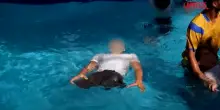 Gaza, bimbi senza arti imparano a nuotare. Listruttore: "Quando entrano in piscina il loro umore cambia"
