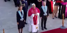 Papa a San Marino: la visita al piccolo Stato e le strette di mano ai fedeli