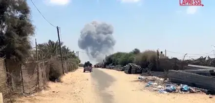 Gaza, raid israeliano nel centro della Striscia uccide un bambino di 4 anni: le immagini della nuvola di fumo