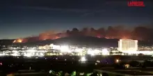 Usa, lincendio minaccia la citt&agrave; di Reno in Nevada: le fiamme si stagliano sopra la citt&agrave;