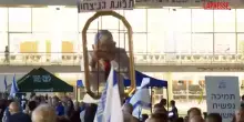 Israele, Netanyahu "in gabbia" alle proteste antigoverno a Tel Aviv